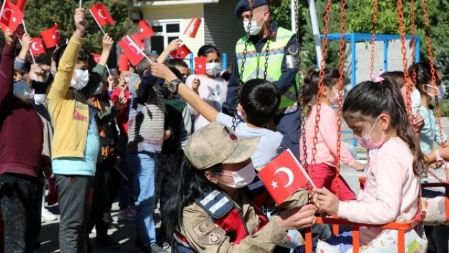 Jandarmadan salıncak sürprizi