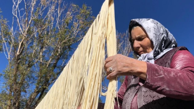 Kars'ta kadınların erişte mesaisi başladı