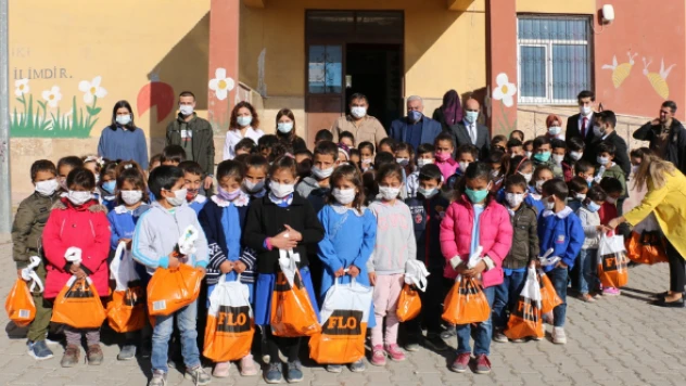 Kaymakam küçük çocukları sevindirdi