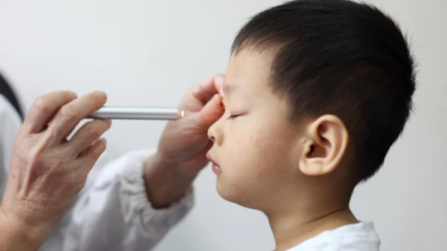 Kovid-19 salgını çocuklarda göz kırmasına neden oldu