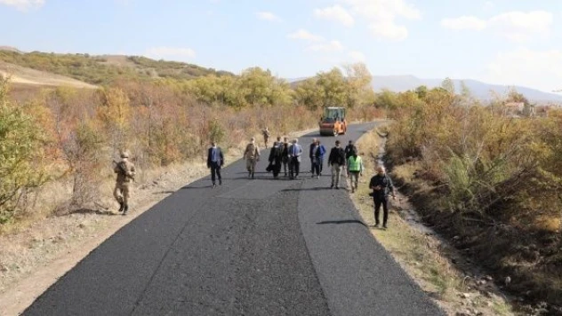 Köy yolları kış öncesi asfaltlanıyor