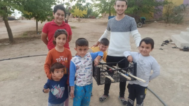 Meyve kasasından saha, cevizden top, kapaktan oyuncu