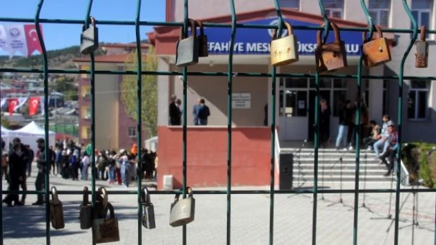 Mezun olup gittiler, kilitleri anı bıraktılar