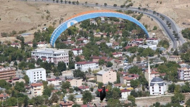 Palu semaları, yamaç paraşütçülerine ev sahipliği yaptı