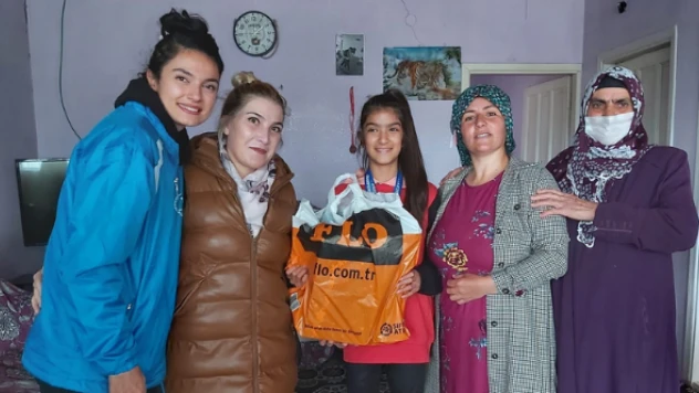 Altın madalya kazanan sporcuyu evinde ziyaret etti