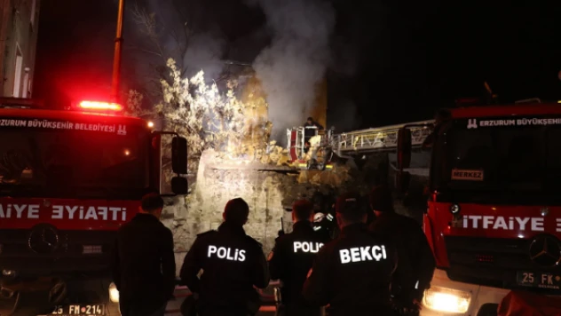Erzurum'da iki katlı boş bina küle döndü!