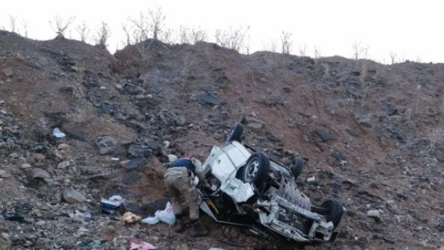 Erzurum'da otomobil şarampole devrildi