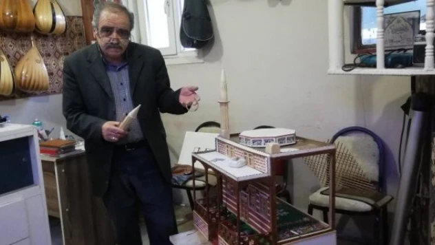 Hayatını ahşap oymacılığına adadı