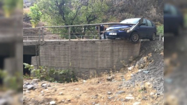 Kaza yaptı, köprüde asılı kaldı