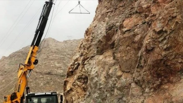 Keban'da karayoluna tel örgü çekiliyor