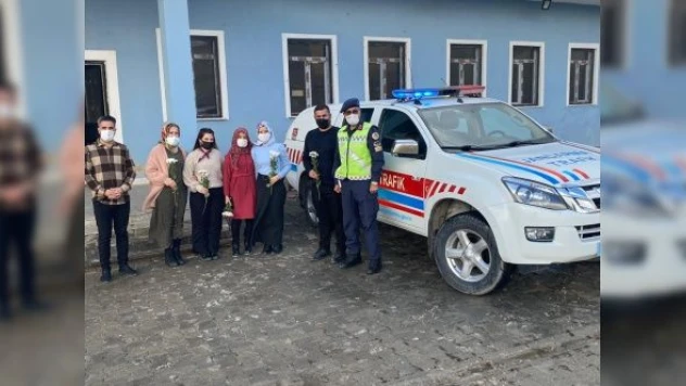 Mehmetçikten çiçekli Öğretmenler Günü sürprizi