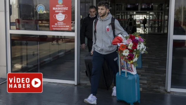Milli curlingciler ve milli patenci Akar, Erzurum'da coşkuyla karşılandı