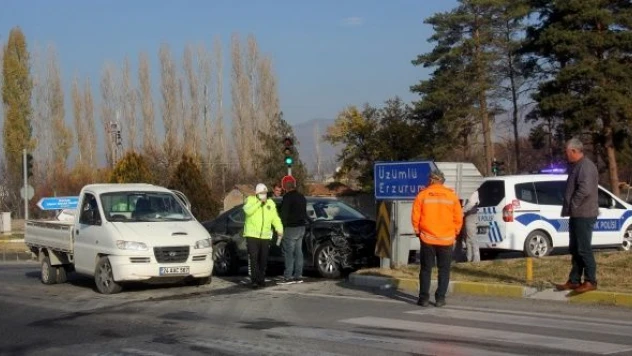 Otomobille kamyonet çarpıştı: 5 yaralı