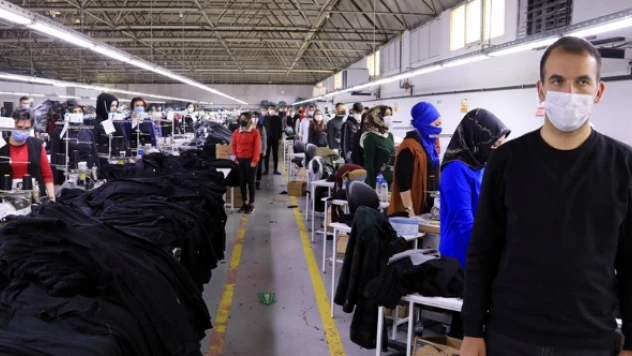 Saat 9:05'te işbaşında saygı duruşuna geçtiler