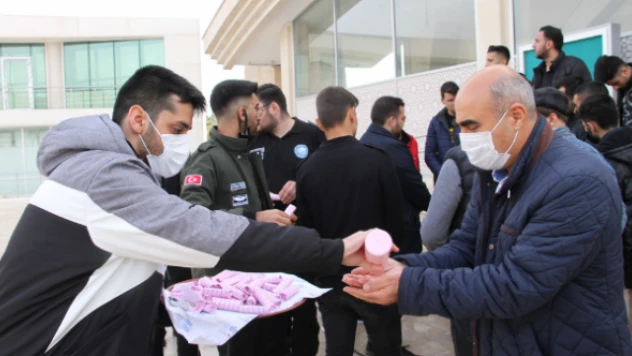 Sigarayı bıraktı, biriktirdiği parayla öğrencilere yardım etti