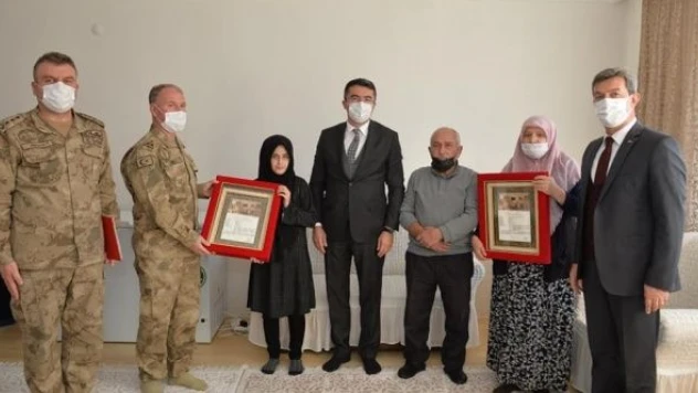 Vali Okay Memiş şehit ailesine şehadet belgesini teslim etti