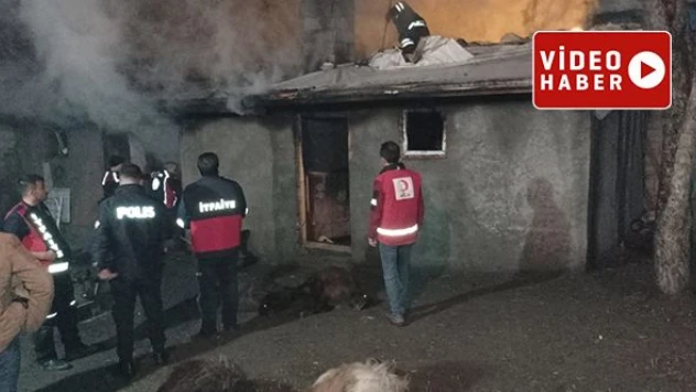 Yangın ahıra sıçradı 16 koyun telef oldu