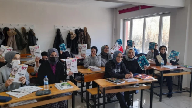 Belediye Başkanı Bingöl'deki öğrencilere kitap desteğinde bulundu