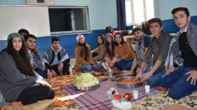 Bu okulda öğrenciler üniversite sınavına sıra gecesi ile hazırlanıyor!