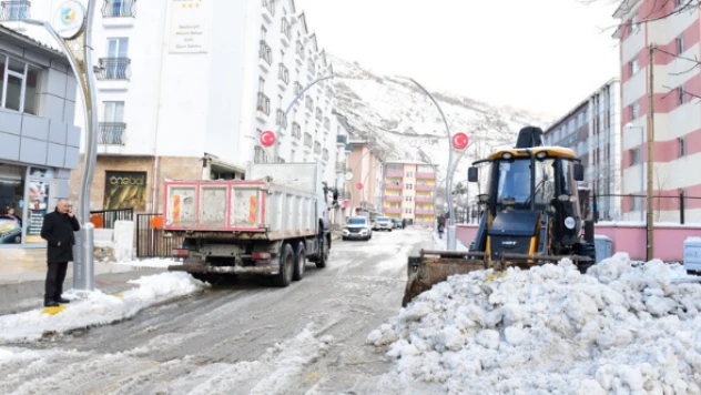 Çatak ilçesinde karla mücadele devam ediyor