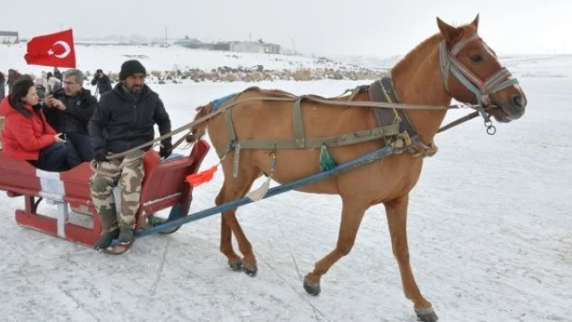 Çıldır Gölü'nde dörtnala atlı kızak keyfi