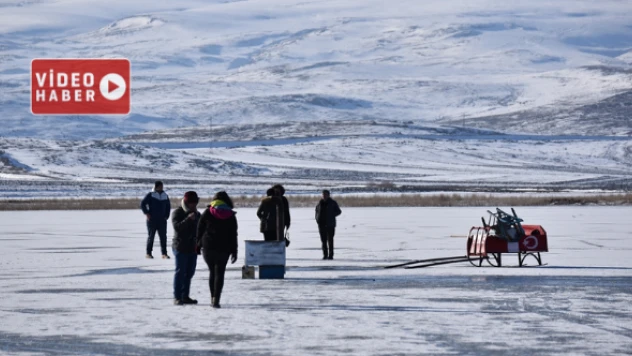 Çıldır Gölü turistlerle şenlendi