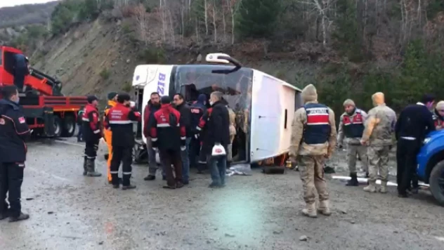 Erzincan'da devrilen yolcu otobüsünde 1 kişi hayatını kaybetti