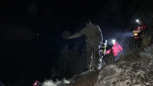 Baba oğul ve koyunlar kayalıklarda mahsur kaldı