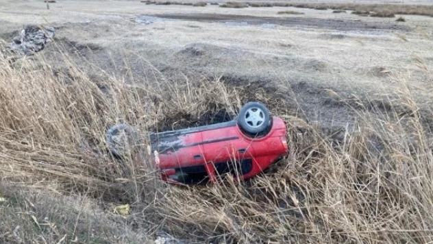 Otomobil su kanalına devrildi