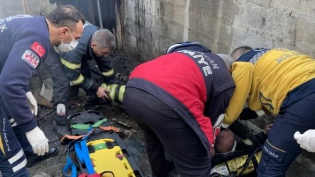 İtfaiye eri çatıdan düşerek yaralandı