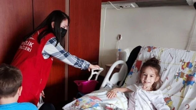 Gönüllü gençler hasta çocukları sevindirdi