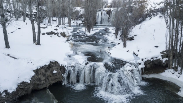 Her mevsim eşsiz güzellikler sunan Muradiye Şelalesi kısmen dondu