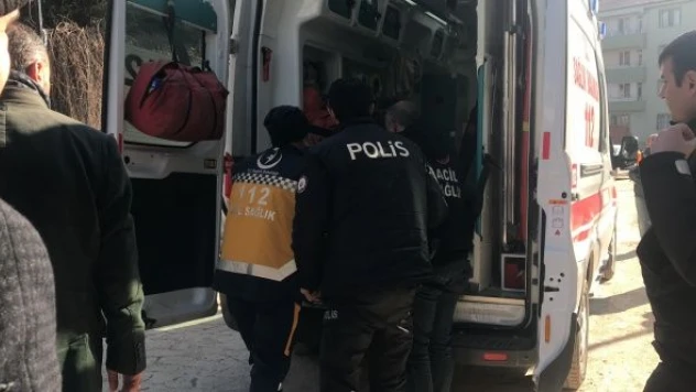 İnşaat işçisi yük asansörünün altında kaldı