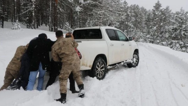 Kardan yolda kalanların imdadına jandarma yetişti
