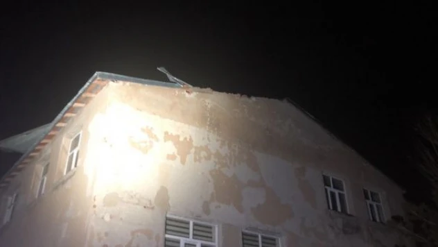 Kars'ta şiddetli rüzgar bir okulun çatısına hasar verdi