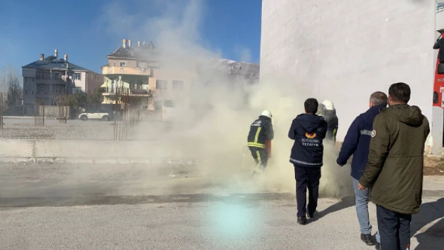 Muradiye'de trafo patladı!