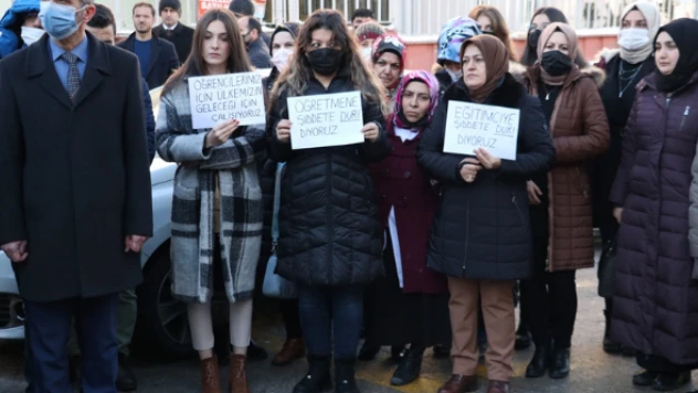 Öğretmenler meslektaşlarına yönelik şiddete tepki gösterdi