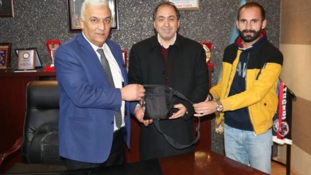 Para dolu çantayı sahibine teslim etti
