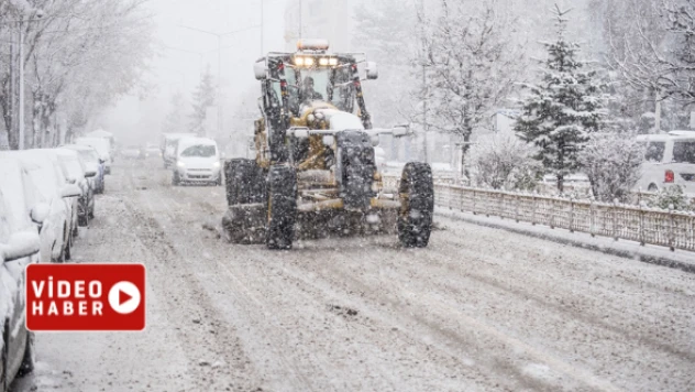 TIR'ın kaymasıyla trafiğe kapanan yol, açıldı