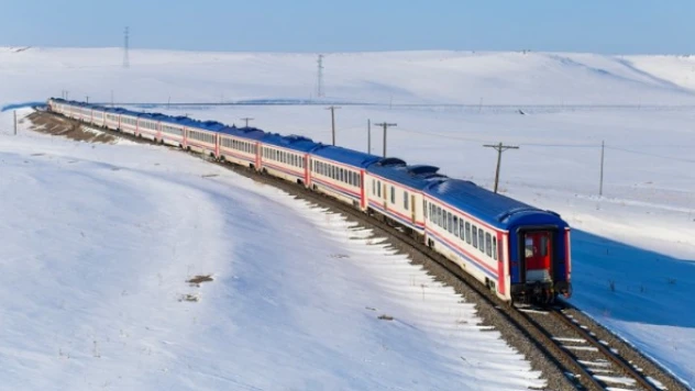 Turistik Doğu Ekspresi yolcuları Çıldır Gölünü'nü kızakla gezdi