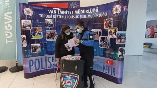 Van'da polis ekipleri Anne-Baba Okulu Konferansı düzenledi
