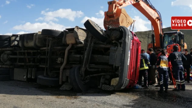 Van'da virajı alamayan TIR böyle devrildi !