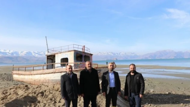 Van Gölü'ndeki batık tekne yenilendi