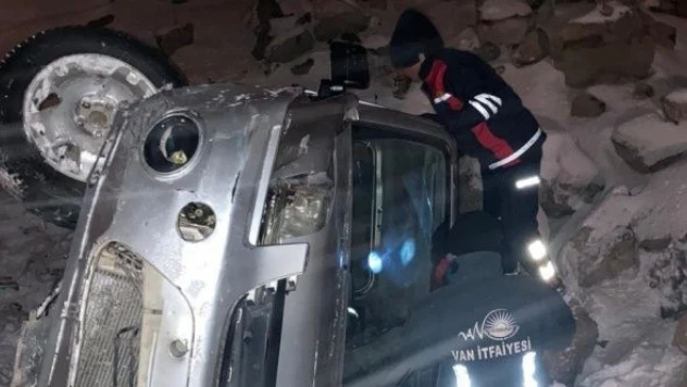 Van'da araç şarampole uçtu: 5 yaralı