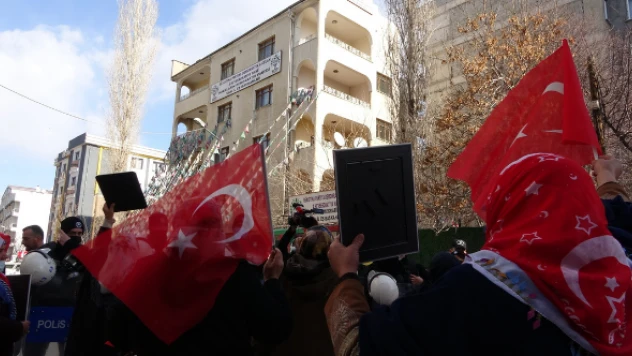 Vanlı aileler evlat nöbetine devam ediyor