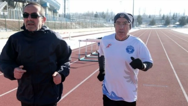 72 yaşındaki 'çılgın dadaş' gençlere taş çıkartıyor