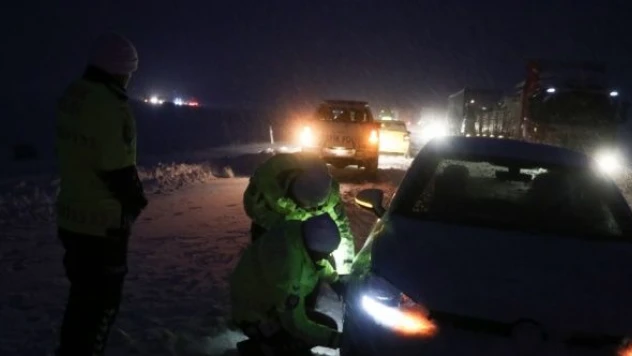 Yolda kalan sürücüye polisten zincirli yardım