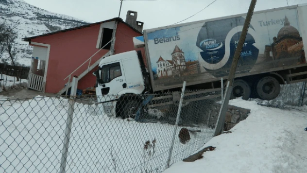 Bahçeye düşen TIR 3 gün sonra çıkarıldı