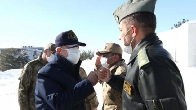 Bakan Akar sınırın 'sıfır noktası'nda