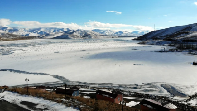 Bayburt Demirözü Baraj Gölü buz tuttu!